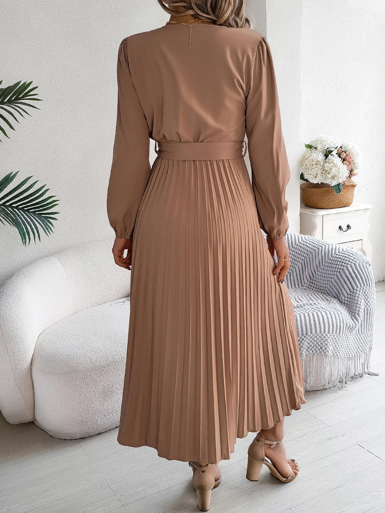 Robe longue plissée et manches longues